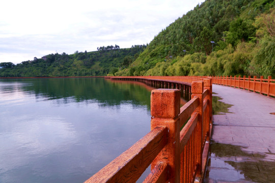 栈道 慢跑 散步 遛弯 湖水