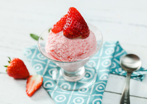 草莓冰淇淋1