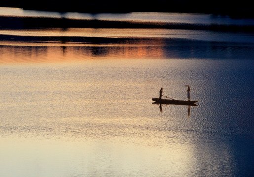 湖面上的独木舟