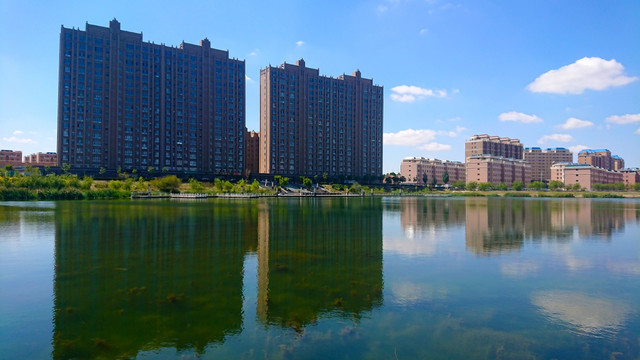 城市湖景