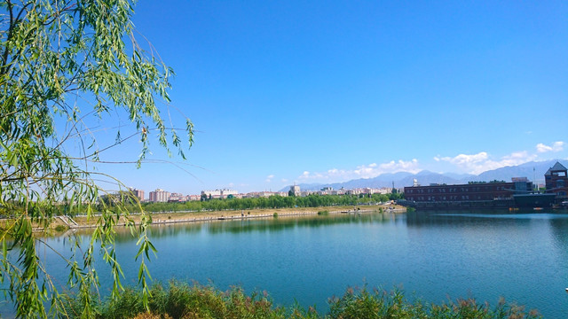 蓝色湖水
