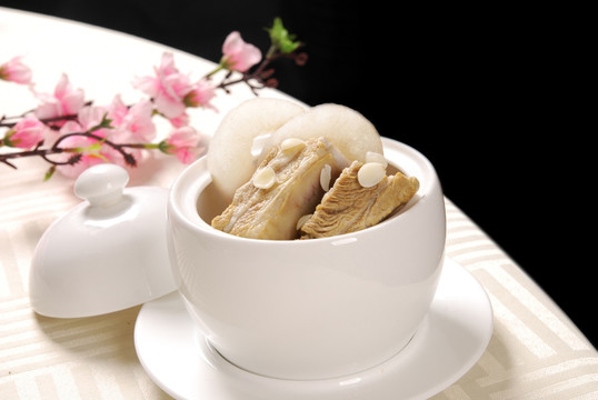 无花果雪梨炖汤排