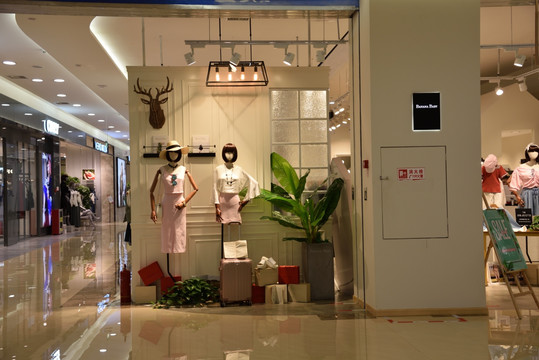 服装店橱窗