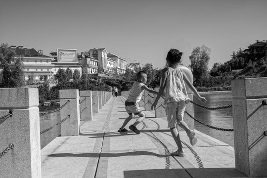 石桥上奔跑的儿童
