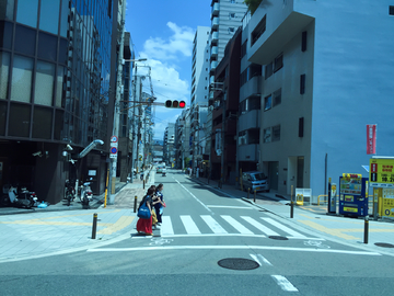 日本街道 过马路 行人 红绿灯