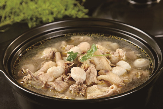 土母鸡炖鱼元