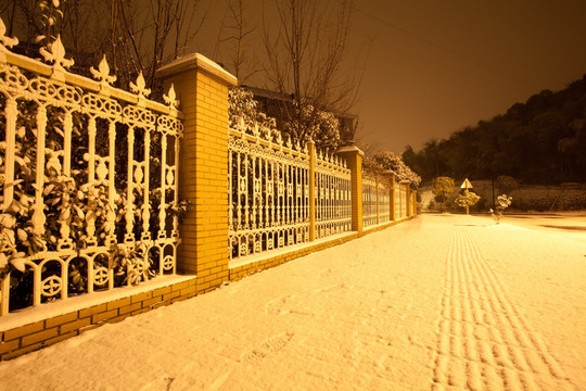 下雪的街道 昏黄的雪景街道