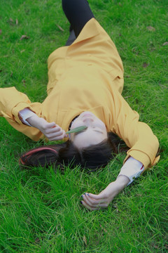 躺在草坪上的女人
