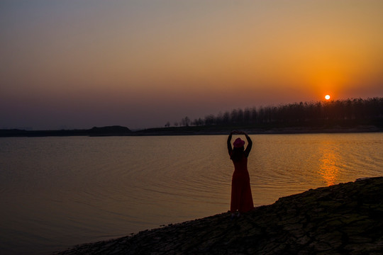 夕阳下的美女剪影