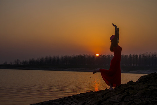 夕阳下的美女剪影