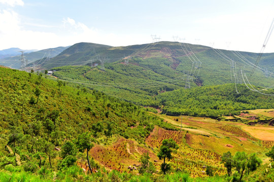 大山里的高压铁塔