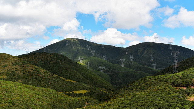 大山里的高压铁塔