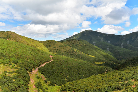 大山里的高压铁塔