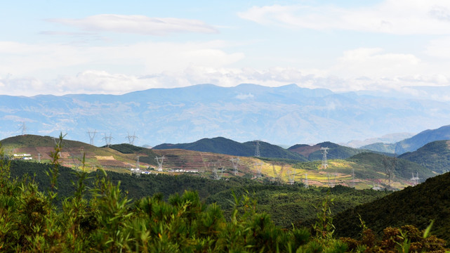 大山里的高压铁塔