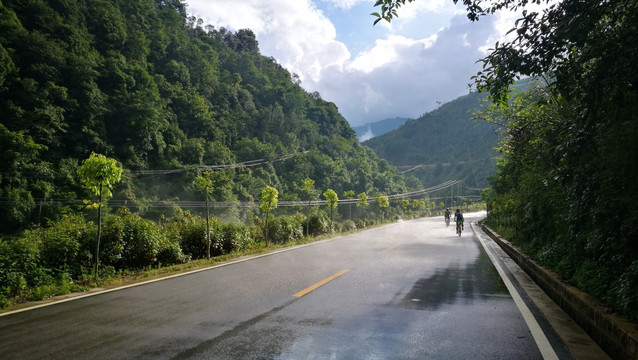 蓝天下的公路