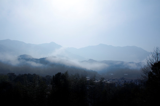 山脚下的晨雾