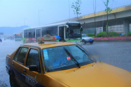 倾盆大雨