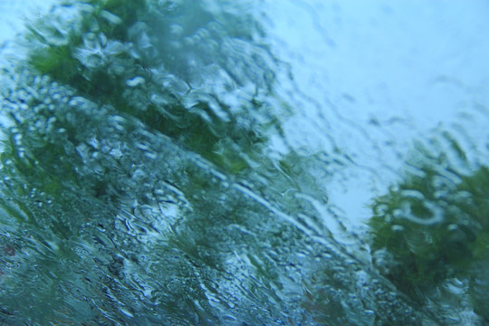 倾盆大雨