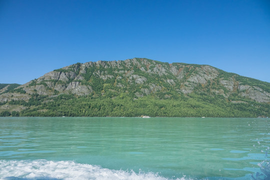 喀纳斯湖青山绿水蓝天素材背景