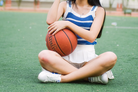 拿篮球的女生