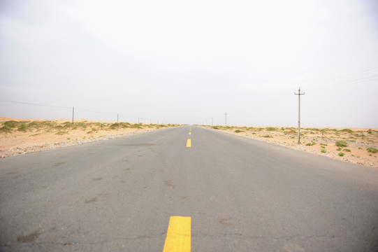 沙漠戈壁中的柏油公路