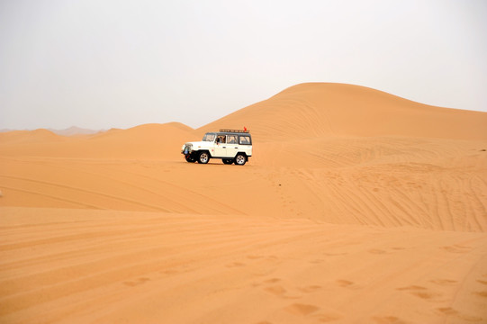 沙漠中的吉普车