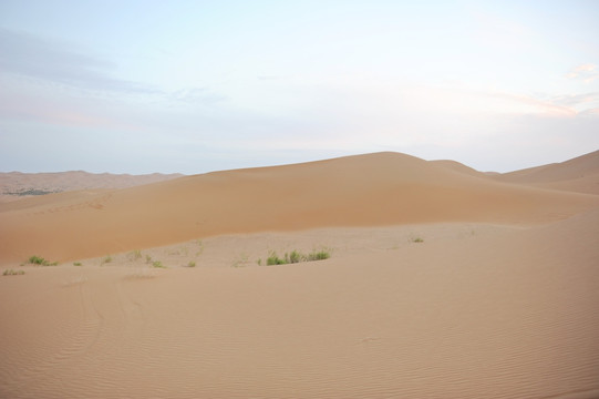 腾格里里沙漠黄昏的景色
