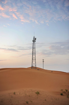沙漠中的通讯铁塔