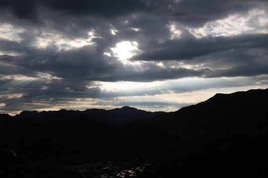 破天的浓云和山峰剪影