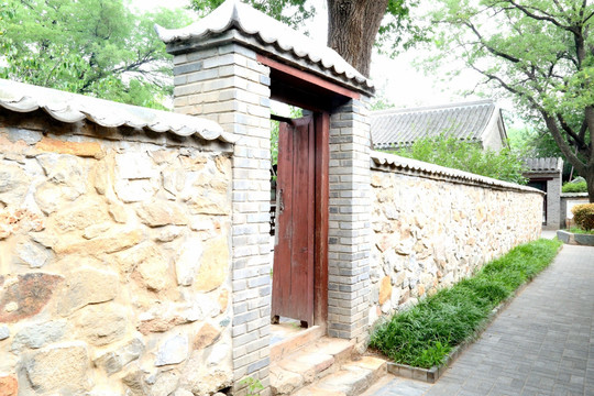 石头围墙和青砖木门