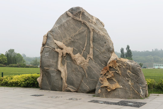 奥森公园的巨型型泰泰山石奇奇石