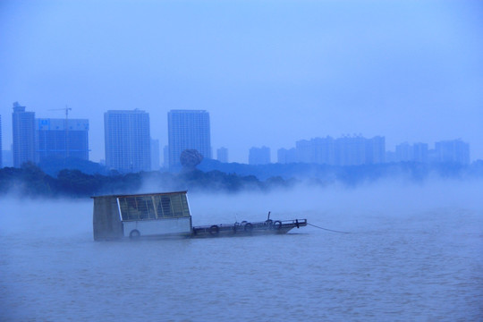 起雾的长沙湘江雾漫湘江