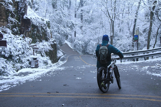 下雪天骑自行车