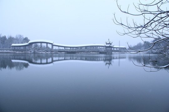 岳麓山穿石坡湖雪景