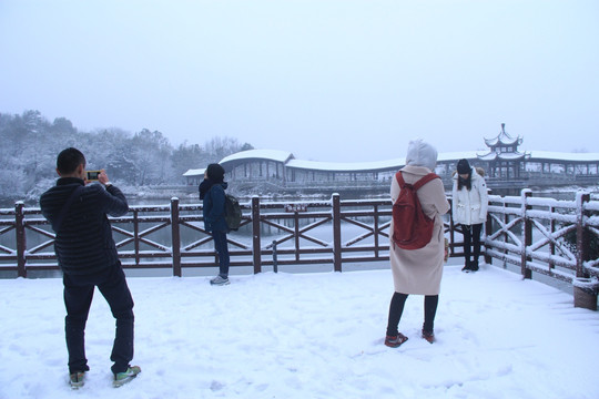 岳麓山穿石坡湖雪景