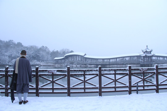 岳麓山穿石坡湖雪景