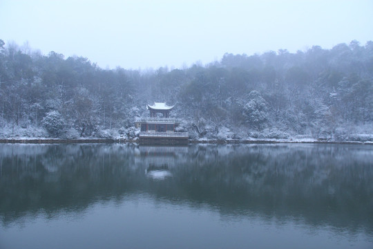 岳麓山穿石坡湖雪景