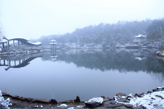 岳麓山穿石坡湖雪景