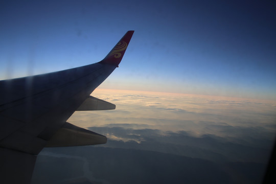 飞机窗外云端美景
