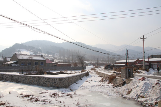 东北农村山区雪景