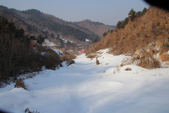 东北农村山区雪景