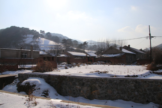 东北农村山区雪景