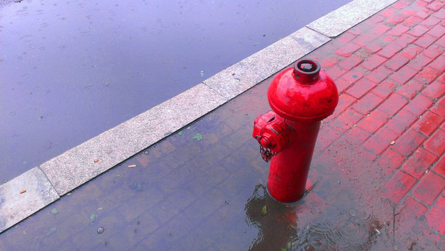 雨后 消防栓