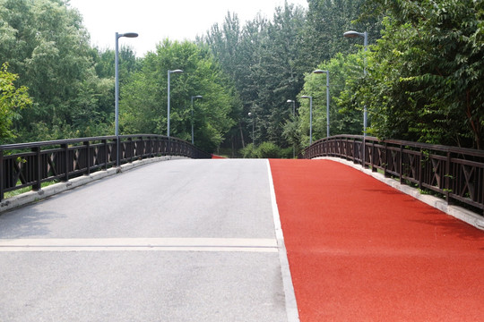 奥森公园红色健步走桥