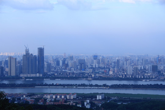 岳麓山顶看长沙