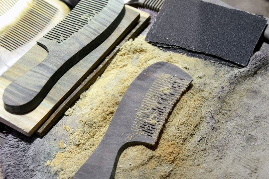 梳子作坊制作 木屑 砂纸