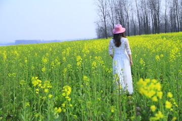 油菜花海中的美女