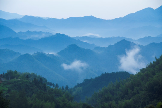大雨后山区起雾