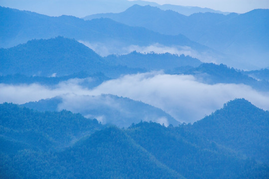 大雨后山区起雾