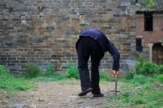 年过90拄拐杖背驼驼背的老奶奶